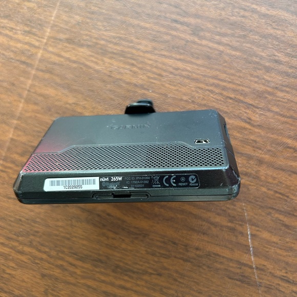 Garmin GPS Nuvi 265 WT with Car Charger and Mount - Picture 2 of 5
